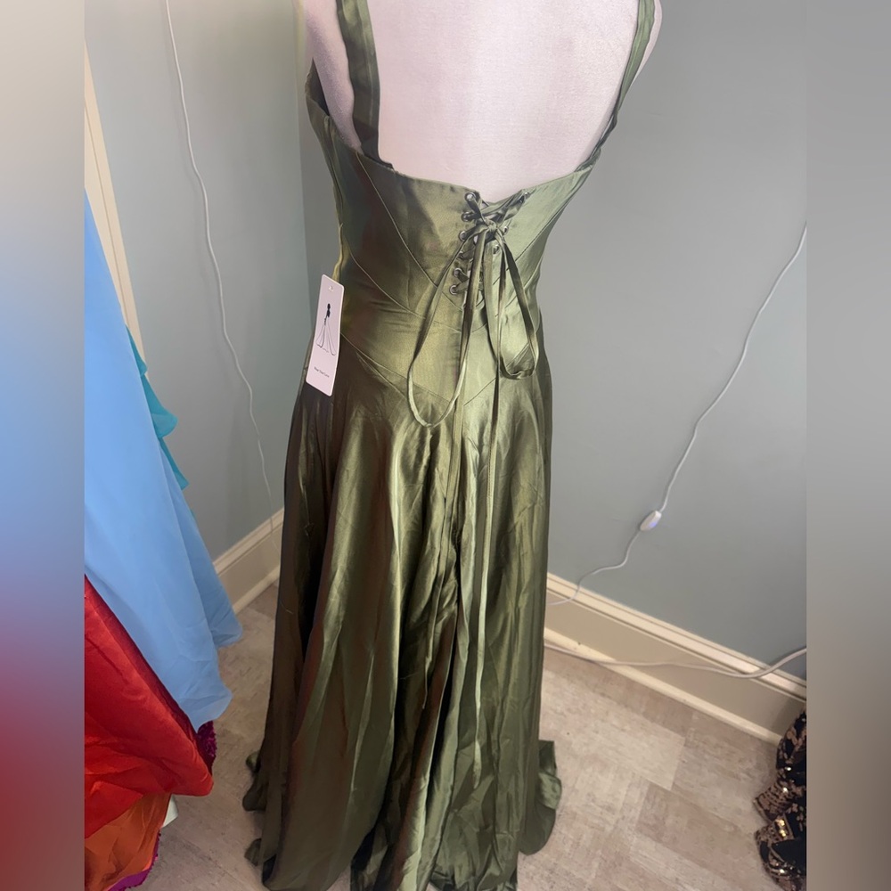 Elegant Satin Evening Dress - Picture 3 of 4